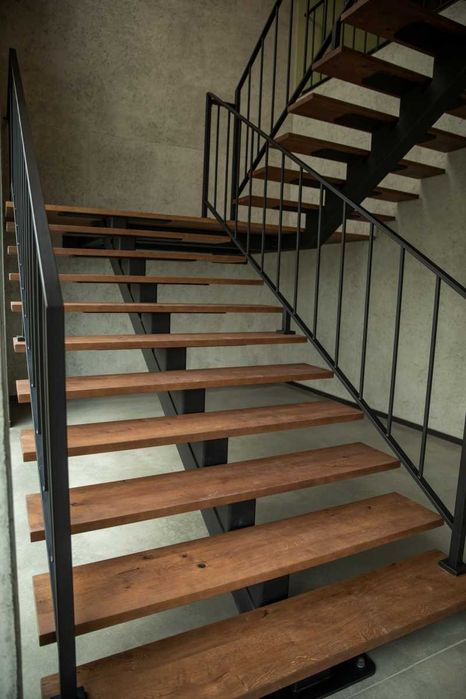 Schody na konstrukcji stalowej, metalowe samonośne, loft