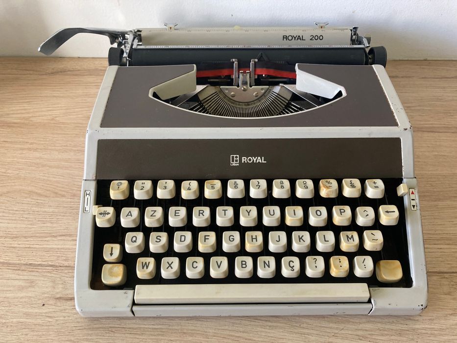 Máquina de escrever  ***  Royal 200