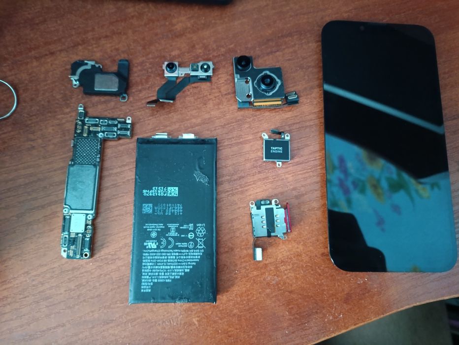 Продам запчастини на айфон 13