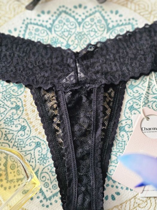 Seksowne koronkowe stringi w kolorze czarnym.