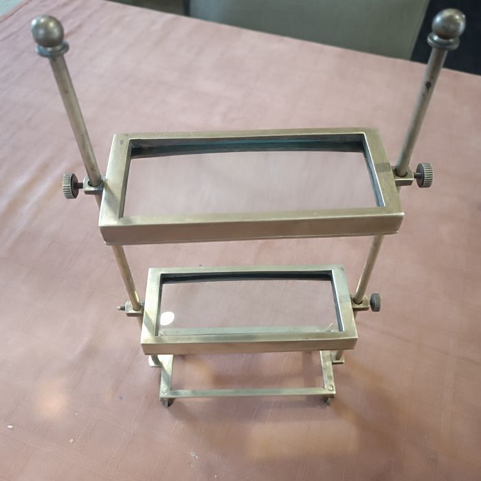 Lupa de mesa em bronze