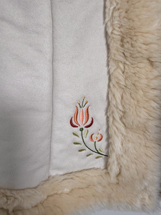 Kożuch góralski z eko skóry , haftowany beżowy