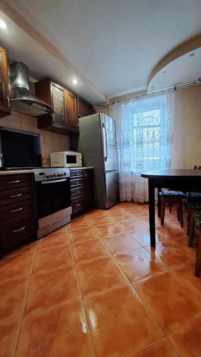 Поряд з центральним автовокзалом.