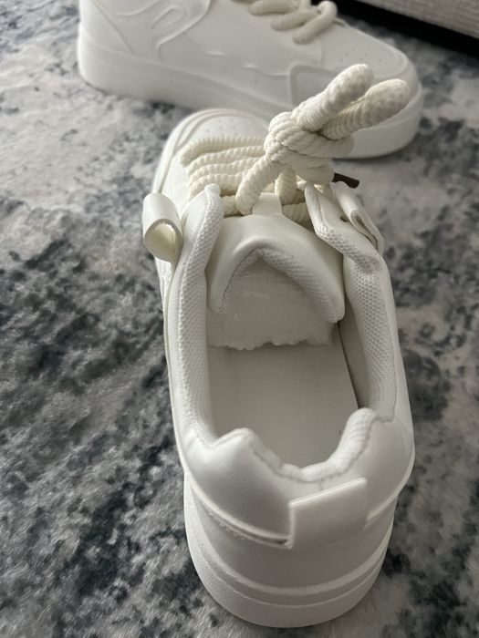Sapatilhas brancas novas