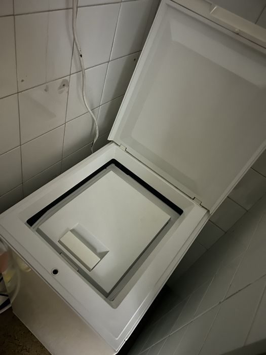 Maquina de lavar roupa praticamente  nova