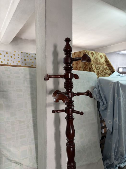 Cabide de pé em mogno