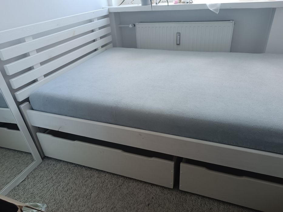 Łóżko białe ze stelażem i szufladami