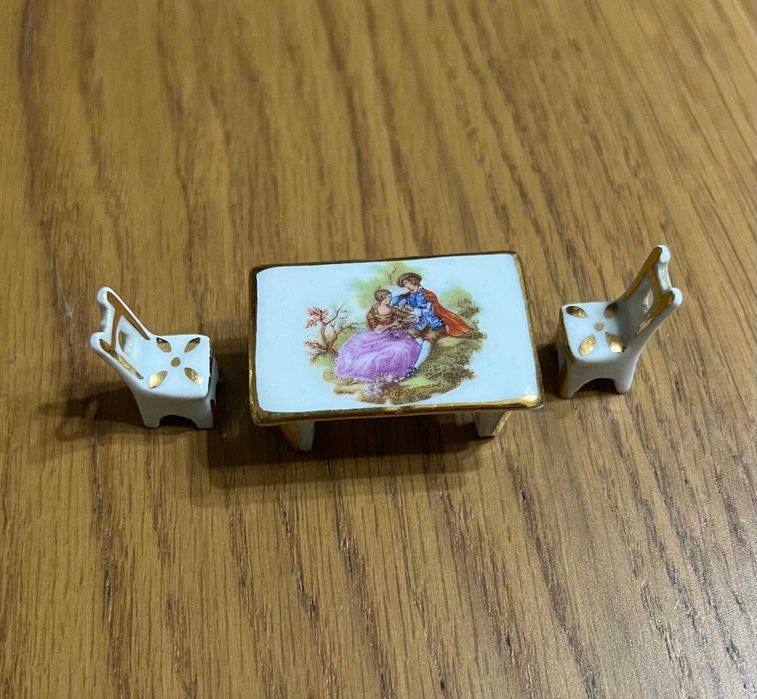 Conjunto de Miniaturas em Porcelana Limogès France – Mesa e 2 Cadeiras