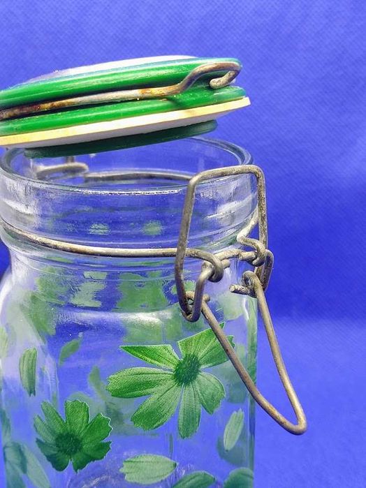 Frasco em vidro com tampa e floreados estampados