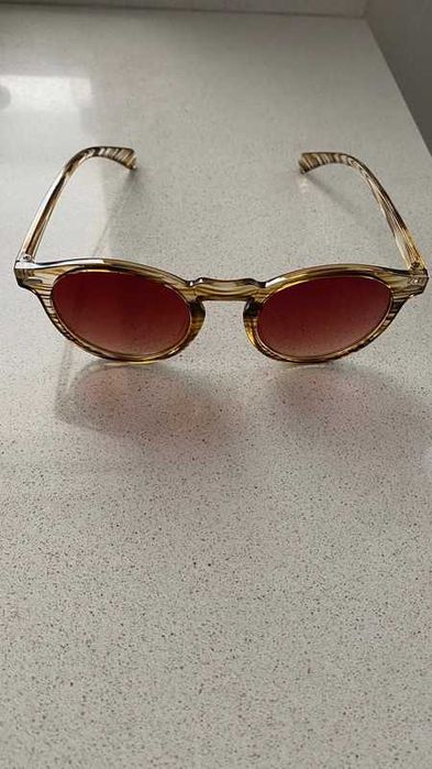 Óculos de sol castanhos