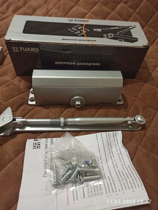 Дверной доводчик.