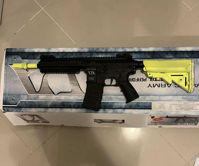 Arma airsoft M4 - Classic Army CBQ RIS PRETA