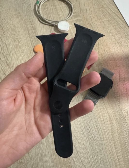 Apple Watch Series 4, plus 4 bracelets and charger