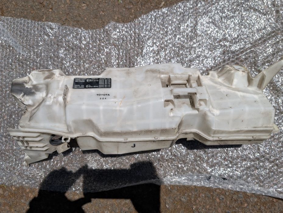 Бачок омивача скла і фар Land Cruiser 200 LX570