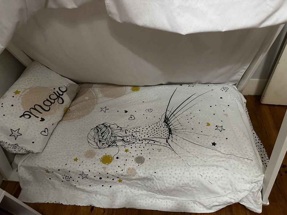 Cama tipi 140x70 com colchão, proteção e roupa de cama incluidos.