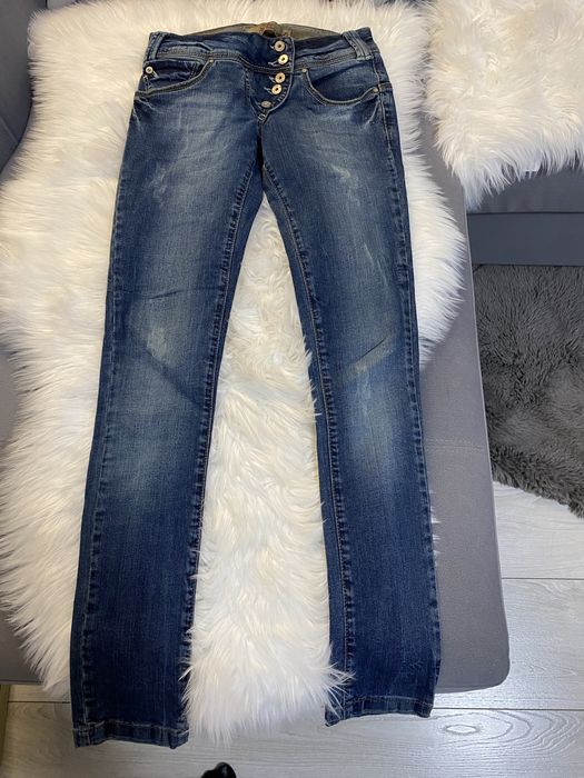 Spodnie jeans, niski stan, guziki.