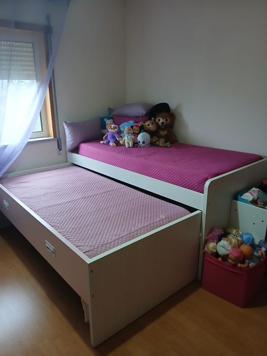 Cama dupla com gavetas