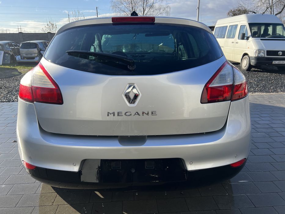Кришка багажника бампер задній Megane 3 Хетчбек