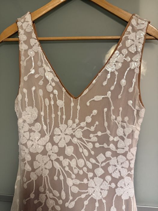 Vedtido festa renda branco com forro cor da pele tamanho M