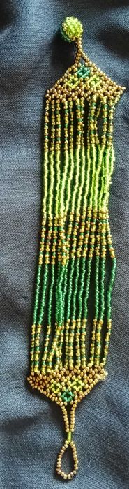 Pulseira de missangas multibandas verde e dourada (20 cm)