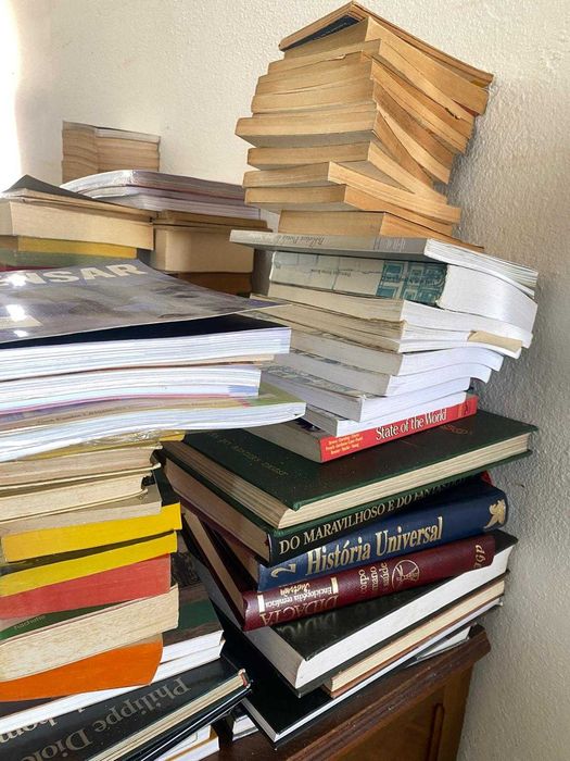 Lote de 200 livros, diferentes areas
a  recolha e feita em benavente