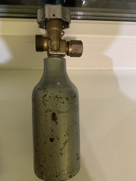 Німецький балон металевий  для газів ,0,5кг вміст балону. 250атмос