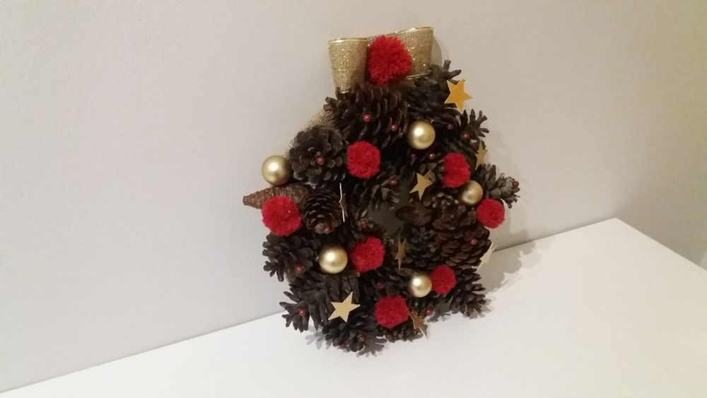 Coroa de Natal vermelha e dourada