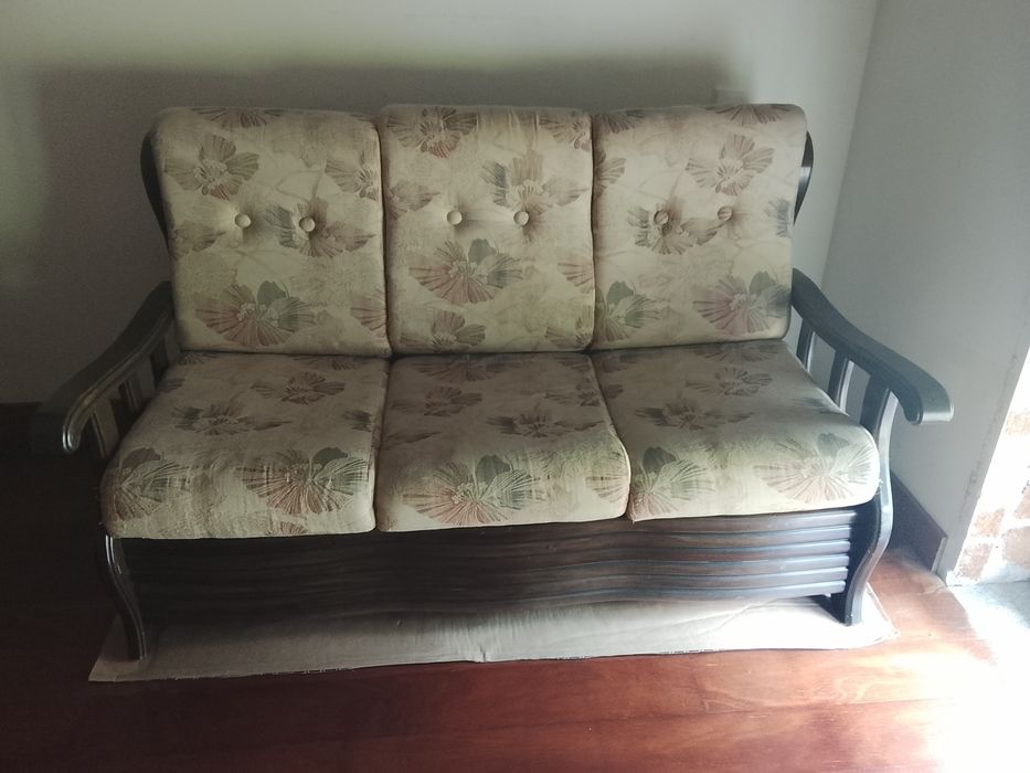 Conjunto sofás clássicos madeira maciça