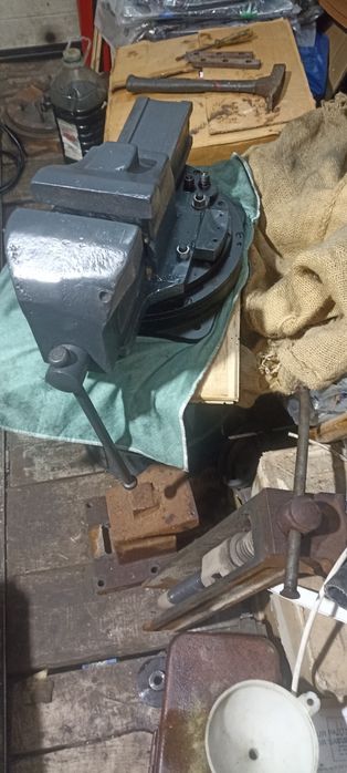 Тиски  стальні .