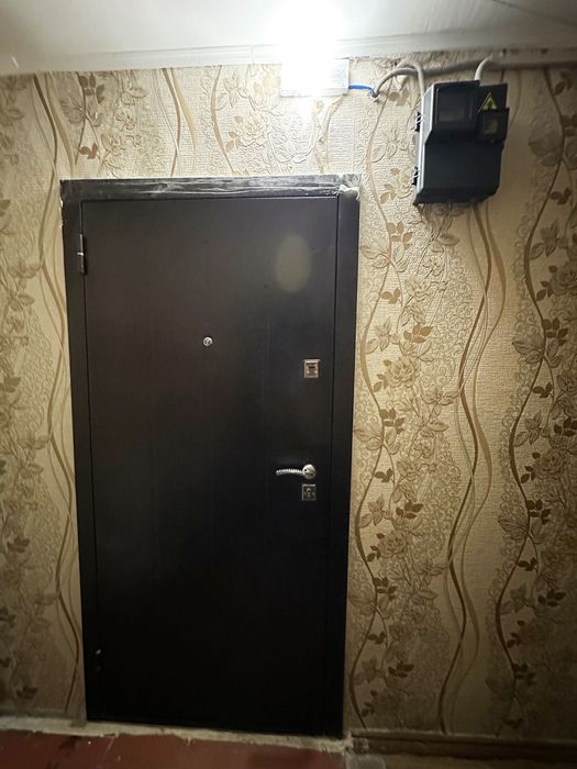 без % 1 кімната 16,3м2 р-н Шерстянка. Світло не вимикають. Право власності.