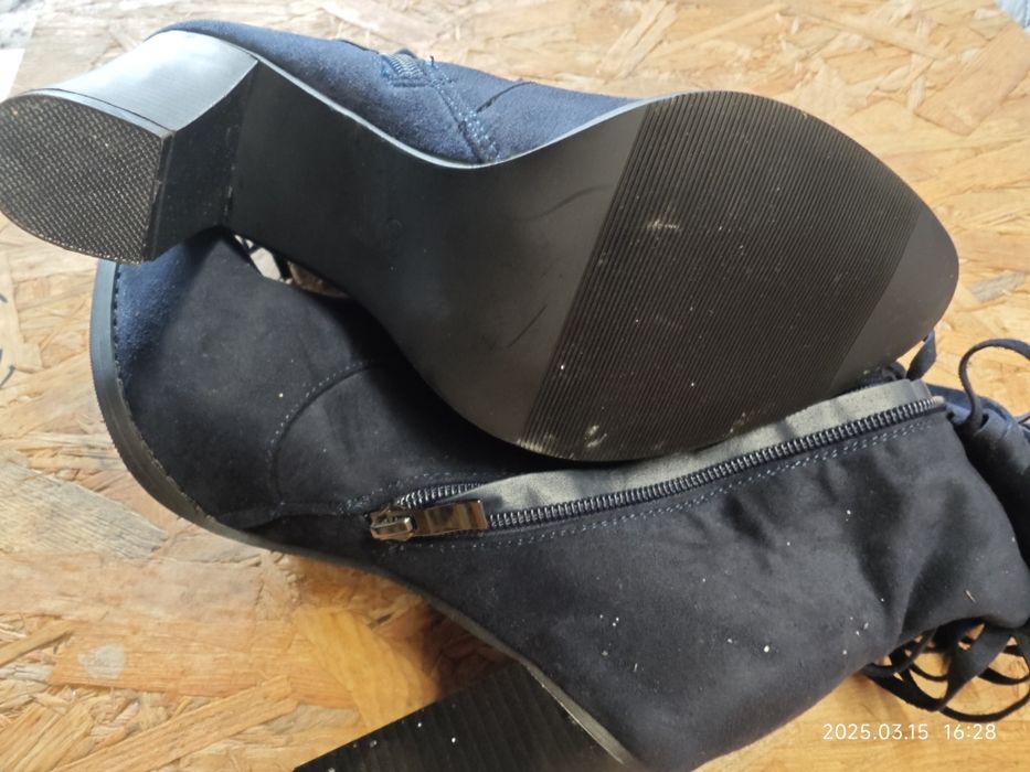 Zamszowe botki z frędzlami r.39