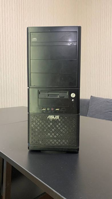 Старий комп'ютерний корпус (флоппі, дисковод) з блоком живлення 400в