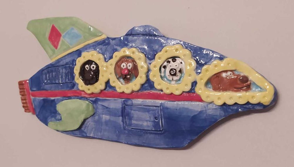 Escultura de cerâmica feita à mão: cães a viajar no espaço