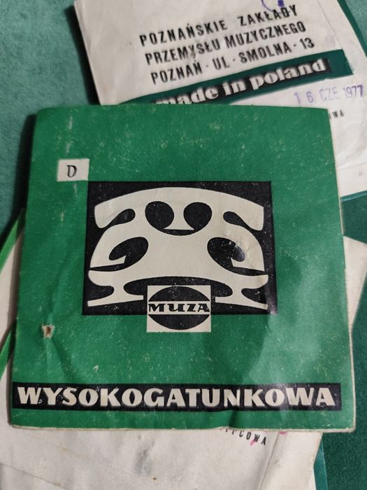 Struna D do skrzypiec chyba muzealna.
