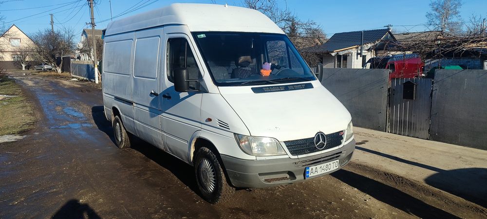 Продається Mercedes Sprinter з надійним дизельним двигуном 2.2 CDI. Ав