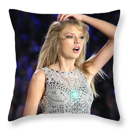 BTS  Harry Styles  Taylor Swift  Britney Spears  poduszka