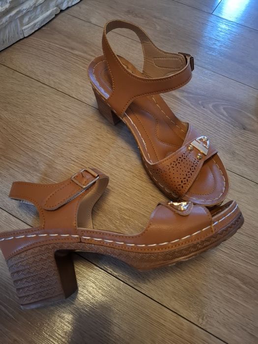 Lekkie karmelowe sandałki 38