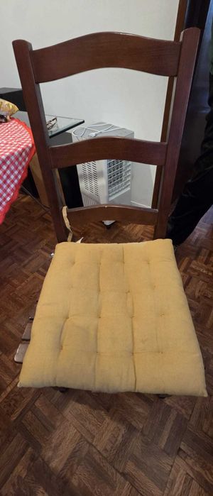 Mesa de sala com cadeiras