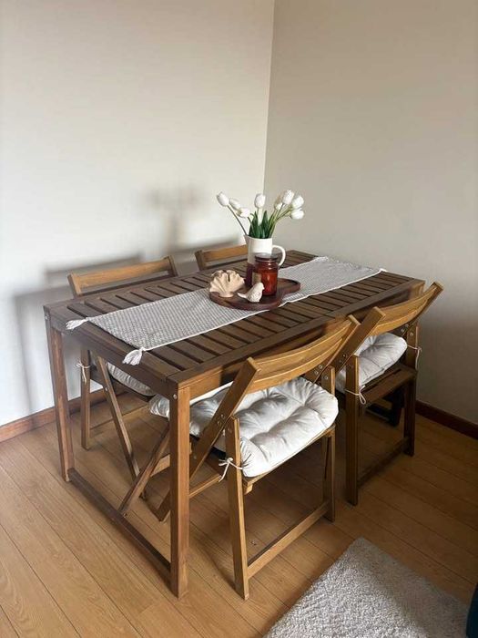 Mesa + 4 Cadeiras + 4 Almofadas