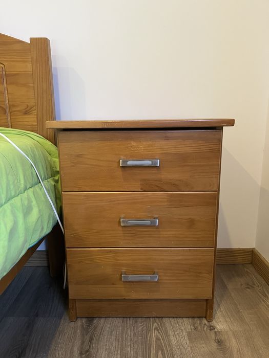 Conjunto de quarto ( Cama e mesinha de cabeceira )