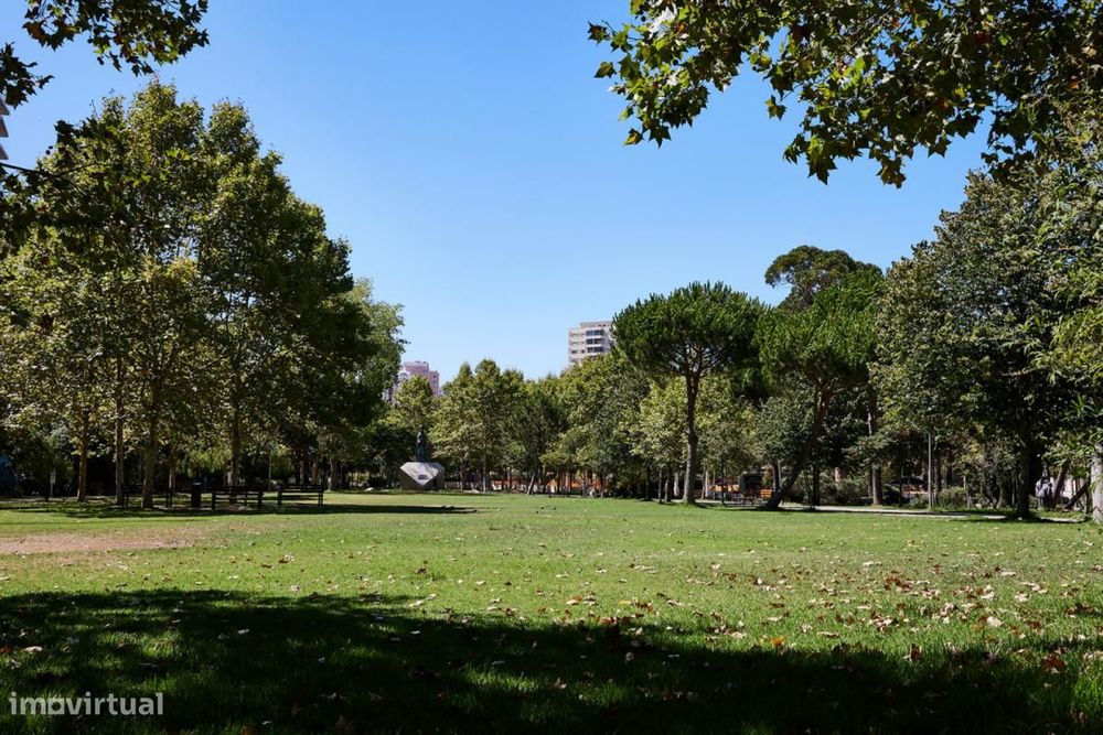 Quarto - localizado em Algés Lisbon