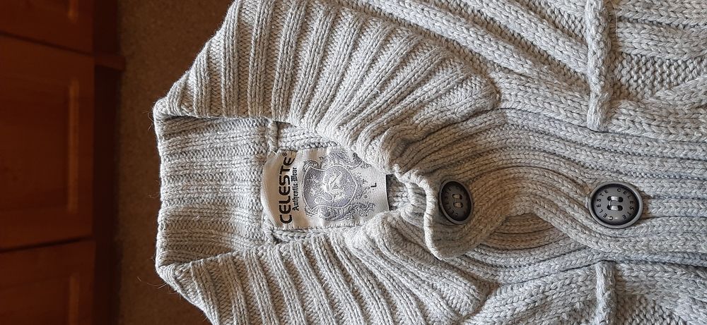 Продам два фирменных свитера