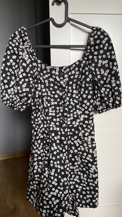 Kombinezon w kwiaty z guzikami i kieszeniami H&M