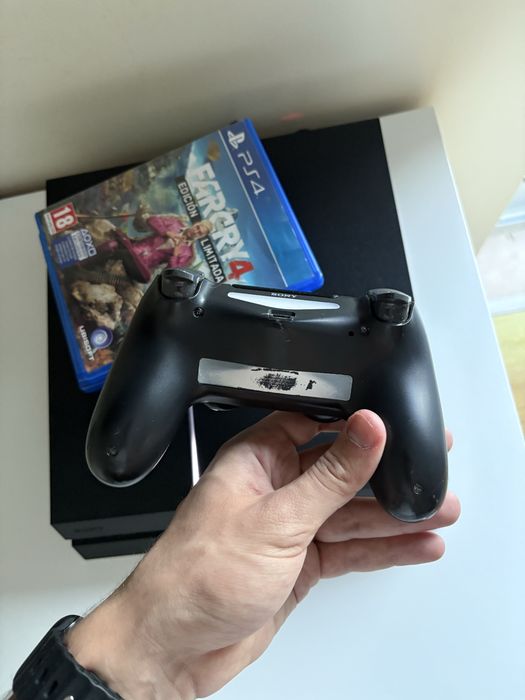 Ps4 com 3 jogos e um comando incluídos no preço