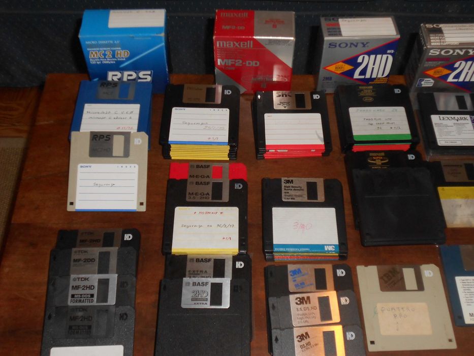 Disquetes 3.5" varias marcas valor 10 unidades HD e DD64585128612738121