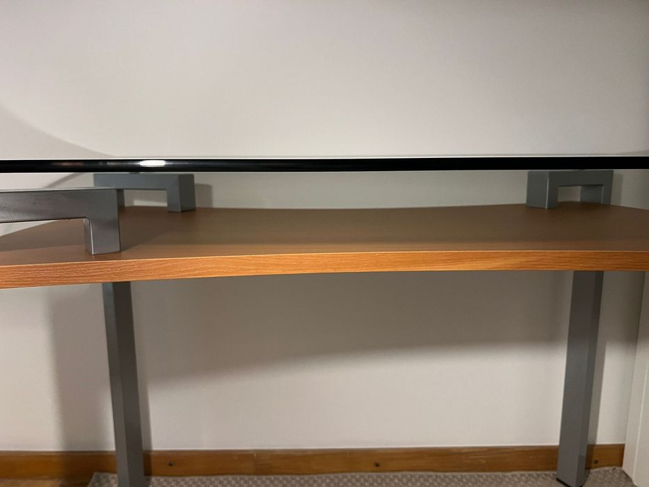 Mesa multifuncional com tampo em vidro temperado