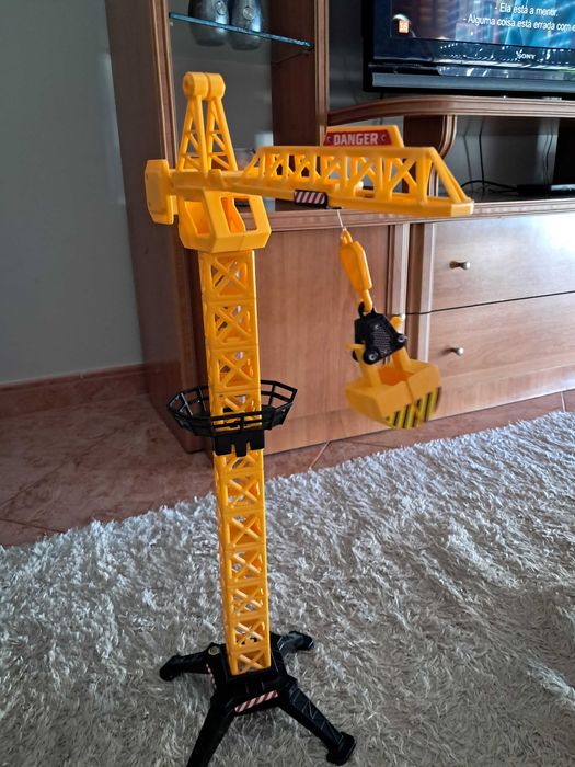 Brinquedos para criança ,torre grua , cavalinho chicco ,jogo diset ,bancada ferramentas, bateria interativa
