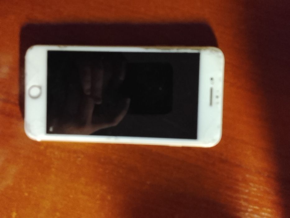 Продам iPhone 7.