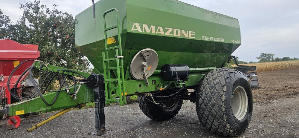 Rozsiewacz wapna Amazone ZGB 8200