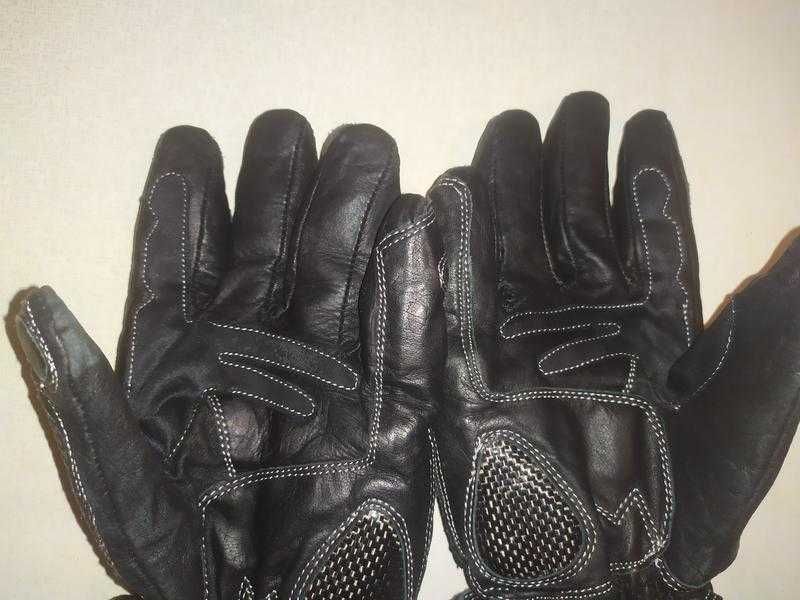 Мотоперчатки кожаные с защитой суставов и пальцев.